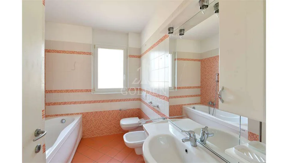 Appartement spacieux de 2,5 pièces avec parking et jardin privé