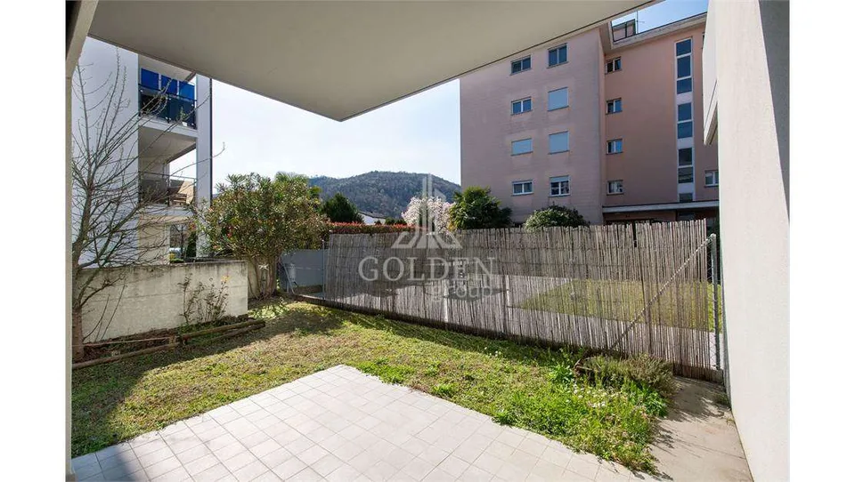 Appartement spacieux de 2,5 pièces avec parking et jardin privé