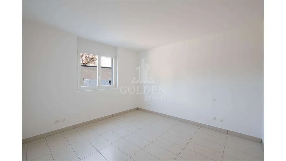 Appartement spacieux de 2,5 pièces avec parking et jardin privé