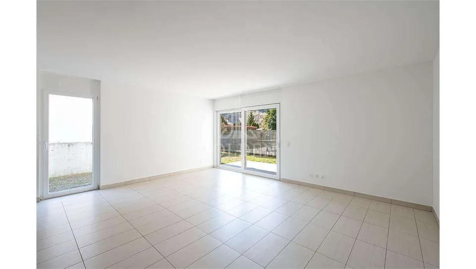 Appartement spacieux de 2,5 pièces avec parking et jardin privé