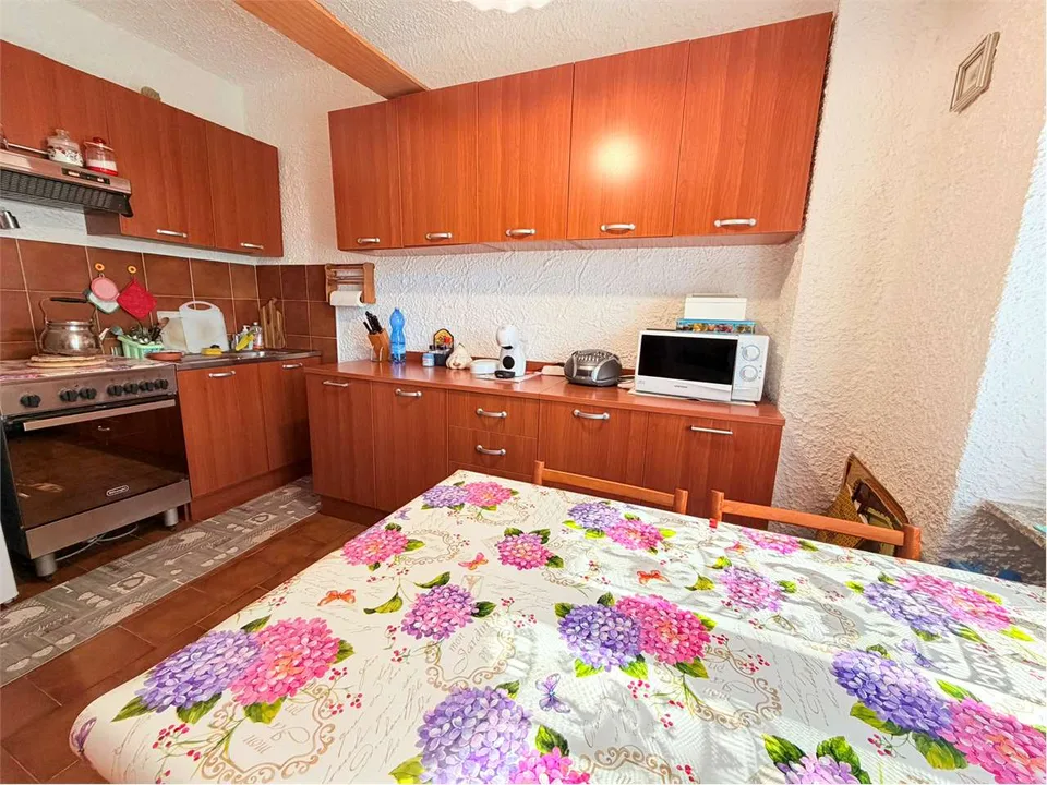 Grazioso bilocale con terrazza, piscina e garage – foto 5 di 13