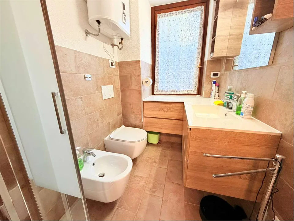 Grazioso bilocale con terrazza, piscina e garage – foto 9 di 13