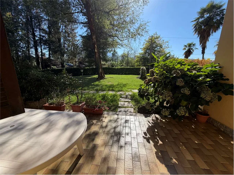 Grazioso bilocale con terrazza, piscina e garage – foto 8 di 13