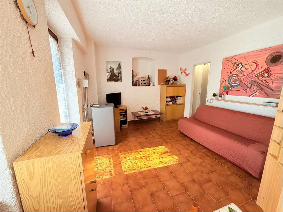 Grazioso bilocale con terrazza, piscina e garage – foto 4 di 13