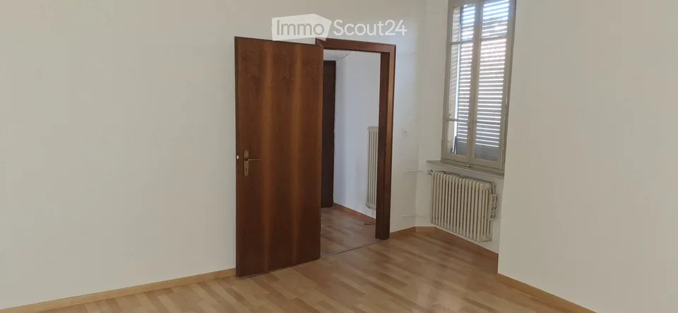Wohnung in Doppelhaushälfte mit Innenhof und Parkplatz – Foto 3 von 5