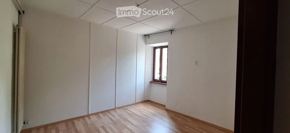 Wohnung in Doppelhaushälfte mit Innenhof und Parkplatz – Foto 4 von 5