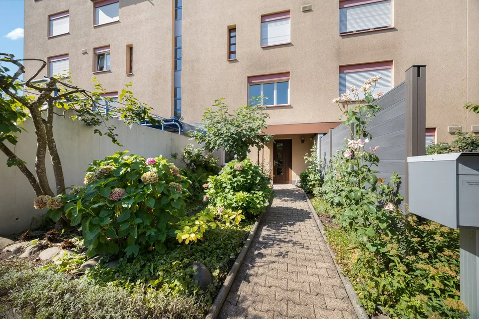 Appartamento a maisonnette 5½ locali con 120m2 di quota di terreno e giardino frontale 32m2 – foto 2 di 18