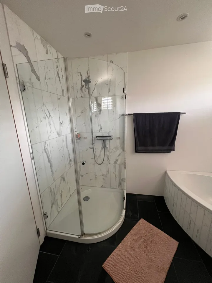 Helles Zimmer in Einfamilienhaus-WG – Foto 2 von 5