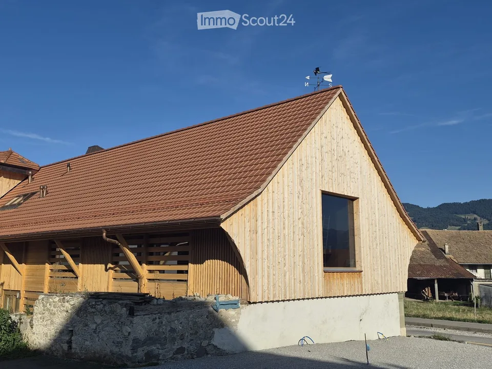 Charmant duplex d'architecte de 115 m2 à Gumefens, dans une ferme du 18ème siècle totalement rénovée