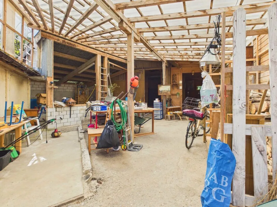 Casa con grande biotopo, garage e due edifici polivalenti – foto 15 di 15