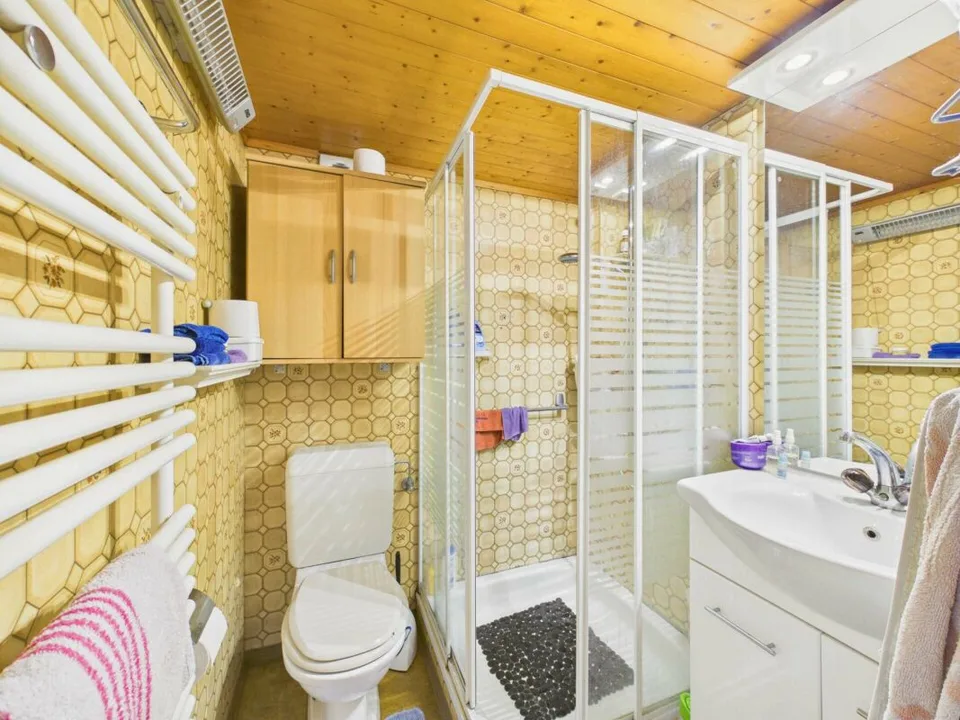 Casa con grande biotopo, garage e due edifici polivalenti – foto 10 di 15