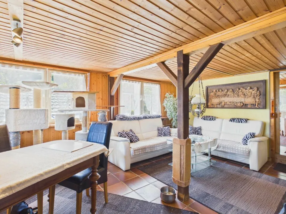 Casa con grande biotopo, garage e due edifici polivalenti – foto 5 di 15