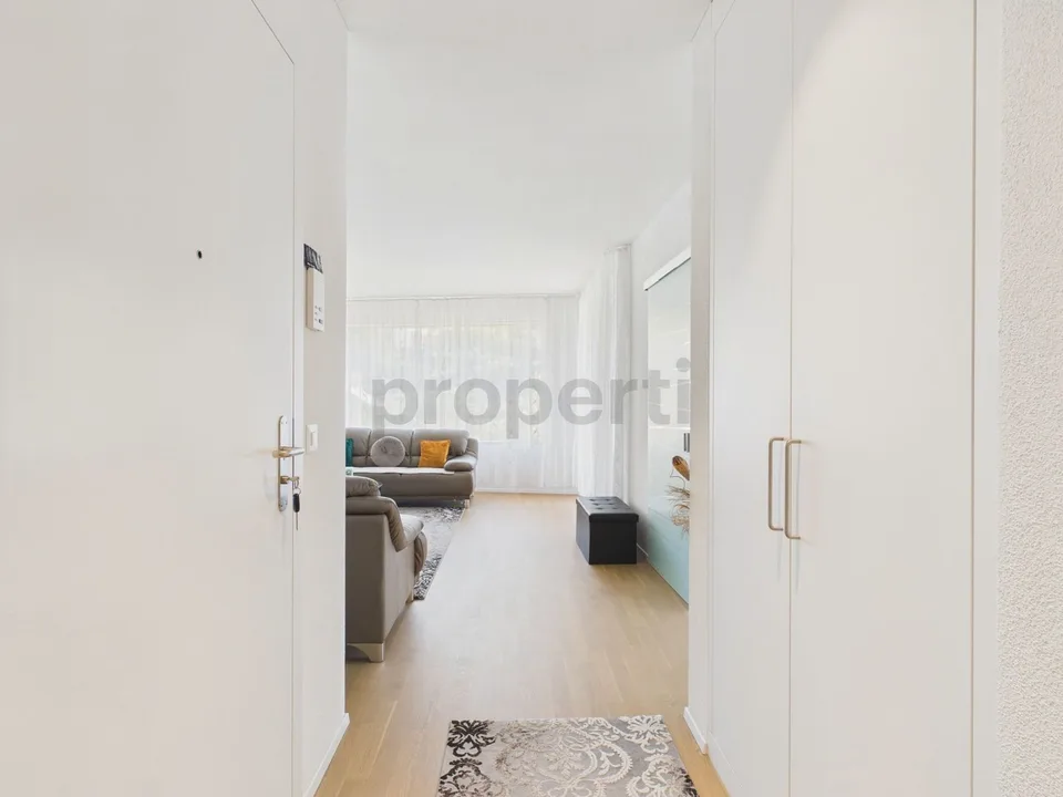 Standard di proprietà con finestre panoramiche: Spazioso 74 m², posto auto sotterraneo incluso e balcone soleggiato