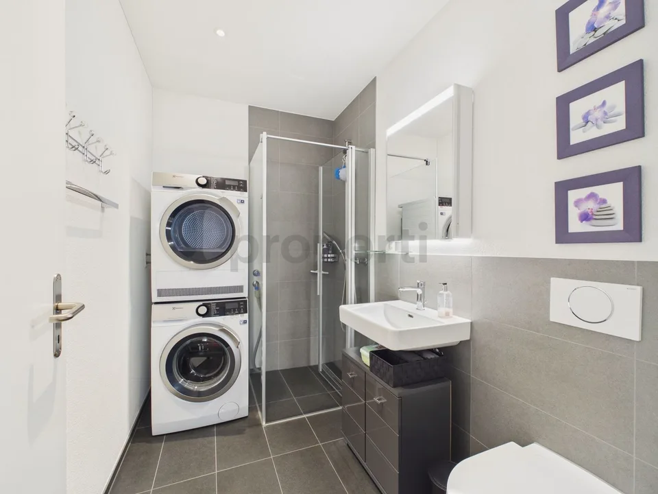 Standard di proprietà con finestre panoramiche: Spazioso 74 m², posto auto sotterraneo incluso e balcone soleggiato