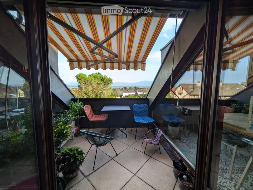 Large bright apartment, with view and fireplace!
