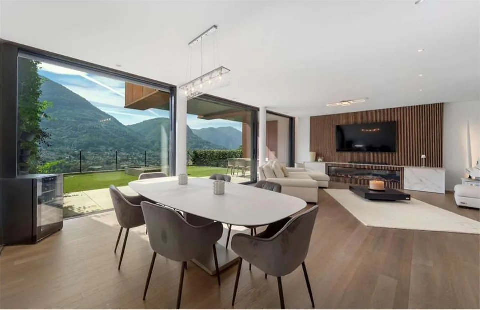 Duplex avec vue sur le lac, jardin et piscine – photo 2 sur 13