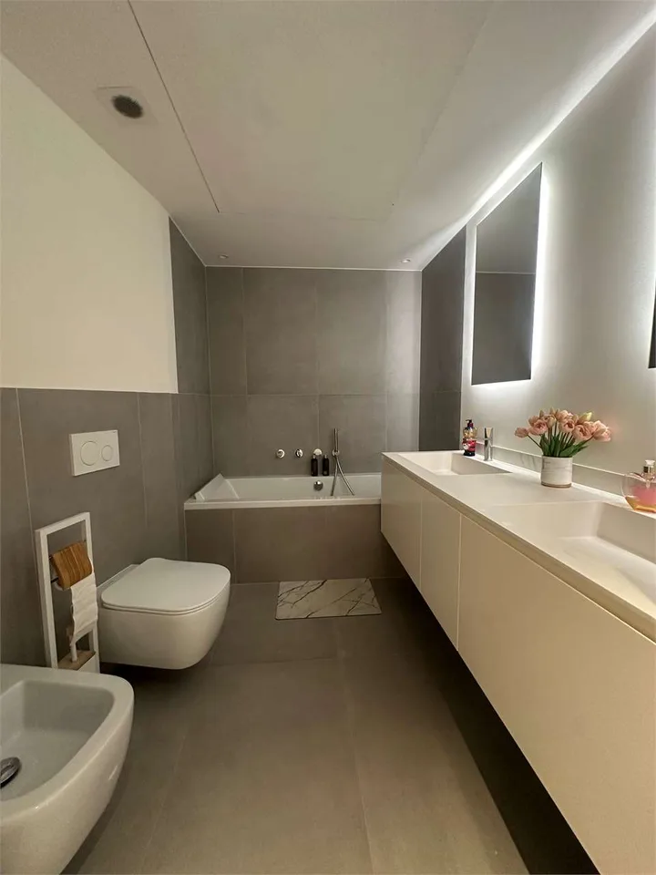 Duplex avec vue sur le lac, jardin et piscine – photo 9 sur 13