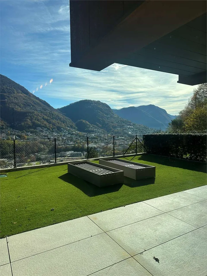 Duplex avec vue sur le lac, jardin et piscine – photo 8 sur 13