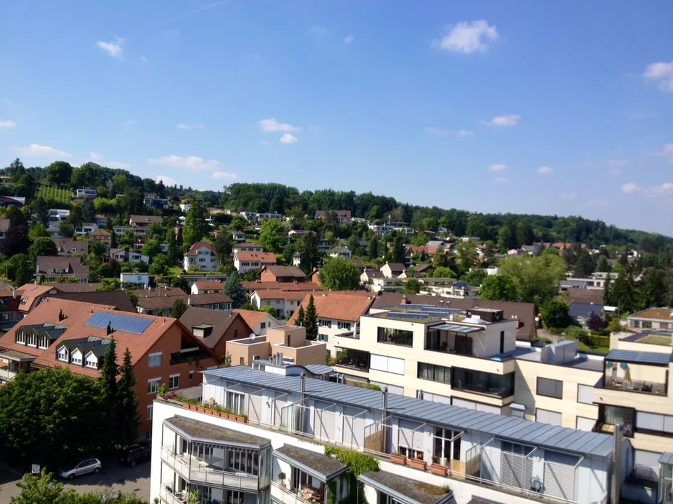 Geniessen Sie die Aussicht im 7. OG, mit grossem Balkon