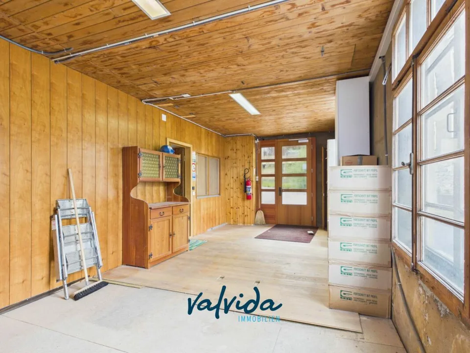 Interesting commercial space with versatile uses – photo 4 of 10