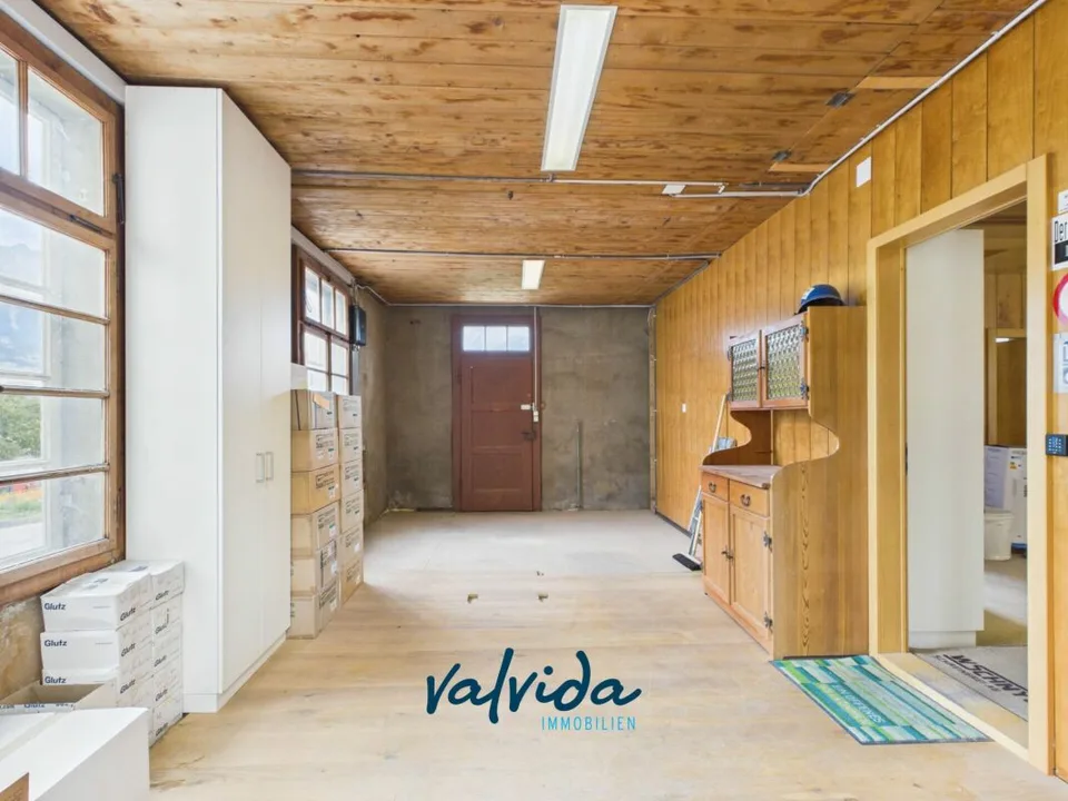 Interesting commercial space with versatile uses – photo 3 of 10