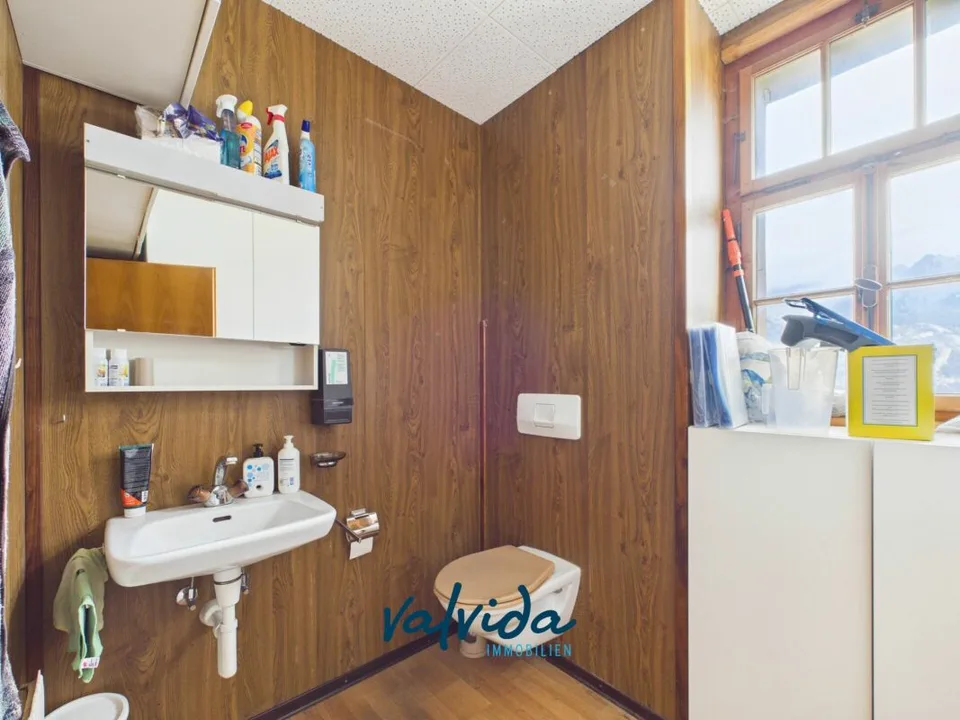 Interesting commercial space with versatile uses – photo 7 of 10