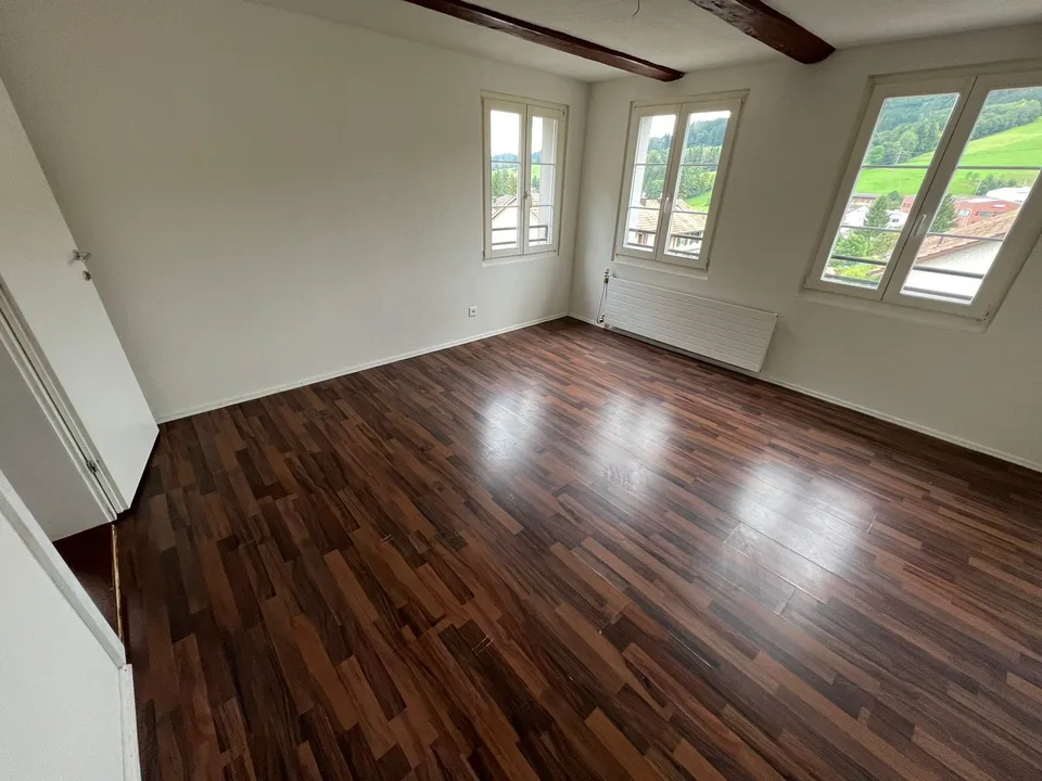 Appartement charmant de 3,5 pièces avec balcon à Degersheim