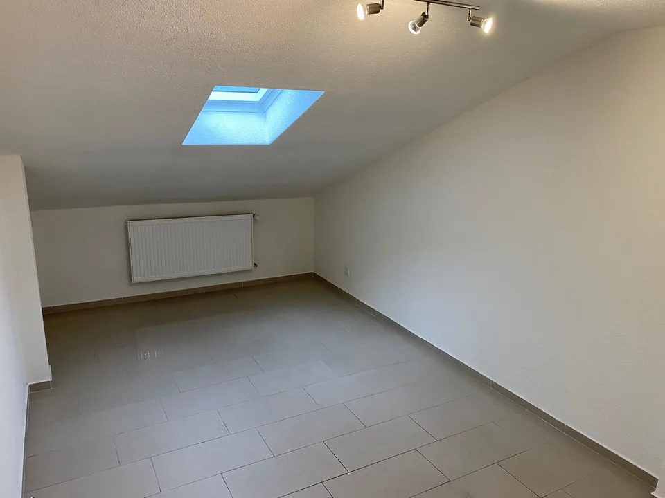 Appartement moderne 3 pièces en mansarde dans un quartier calme de Matzingen
