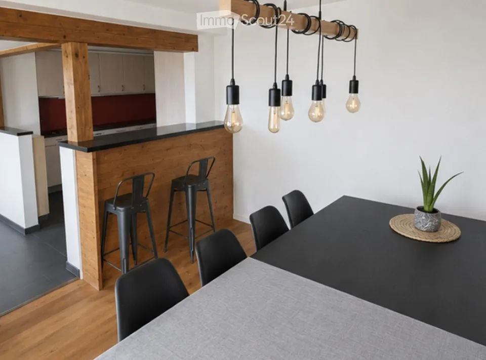 5-Zi.-Wohnung mit gedeckter Terrasse & Parkmöglichkeit