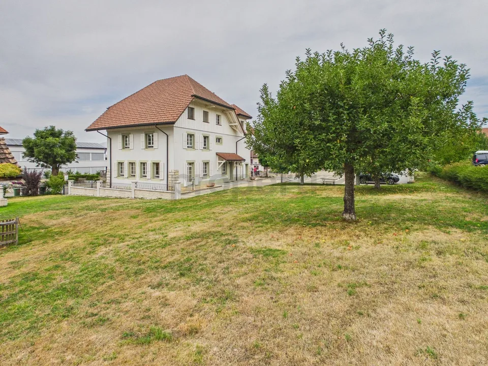 Appartement de 4,5 pièces, chauffage au sol, garage et place extérieure inclus