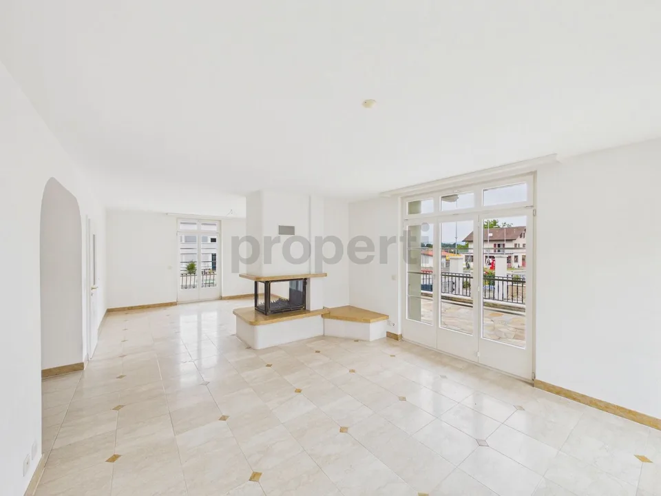 Appartement de 4,5 pièces, chauffage au sol, garage et place extérieure inclus