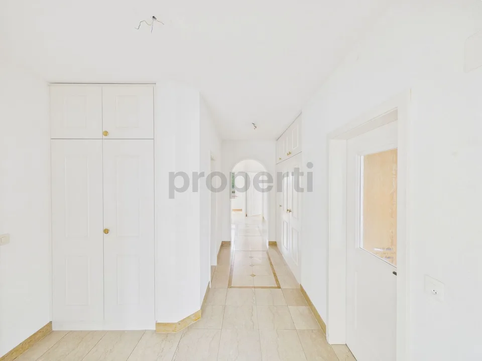 Appartement de 4,5 pièces, chauffage au sol, garage et place extérieure inclus
