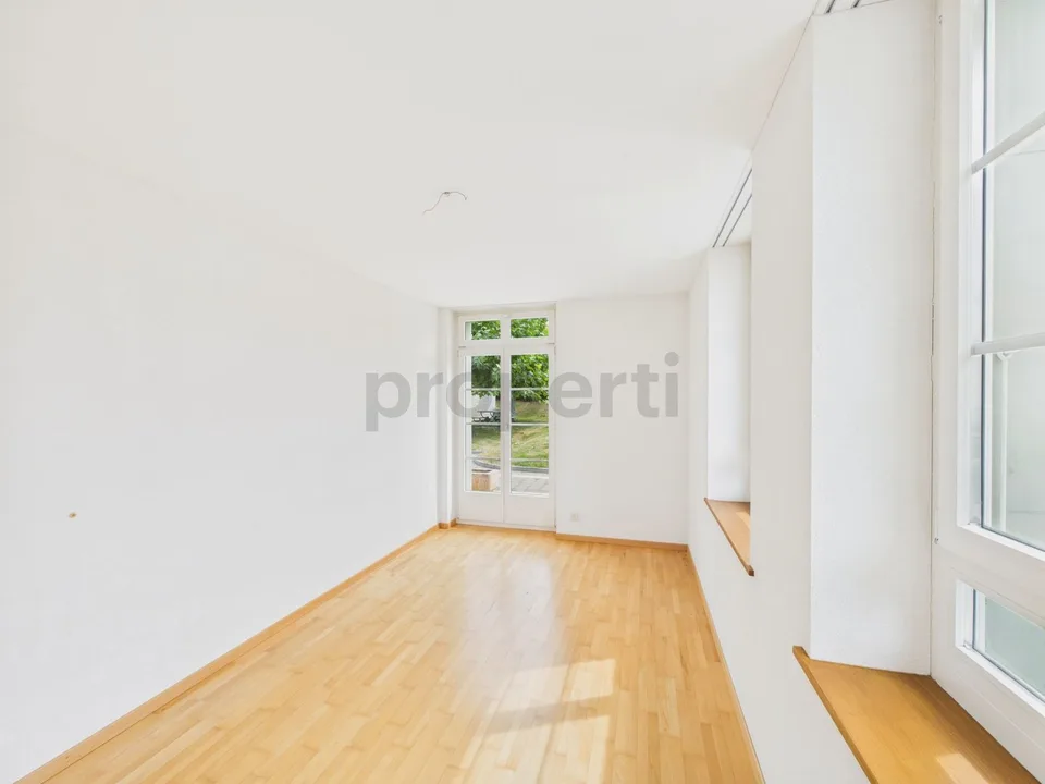 Appartement de 4,5 pièces, chauffage au sol, garage et place extérieure inclus