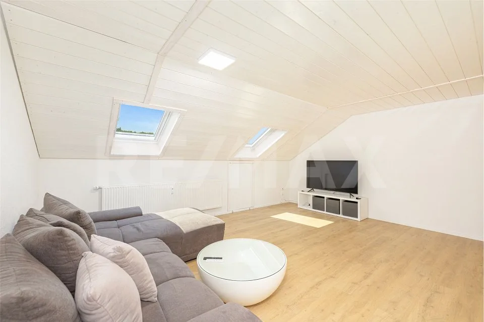 Maison mitoyenne attractive avec 3 appartements, 3 carports, jardin et potentiel polyvalent – photo 8 sur 13