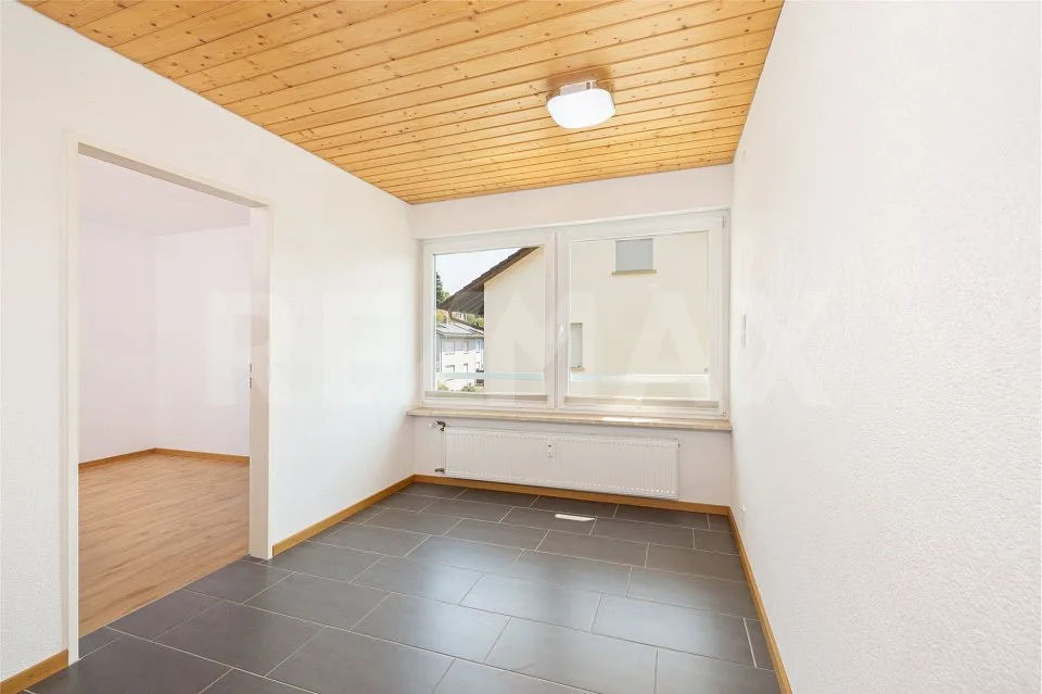 Maison mitoyenne attractive avec 3 appartements, 3 carports, jardin et potentiel polyvalent – photo 6 sur 13