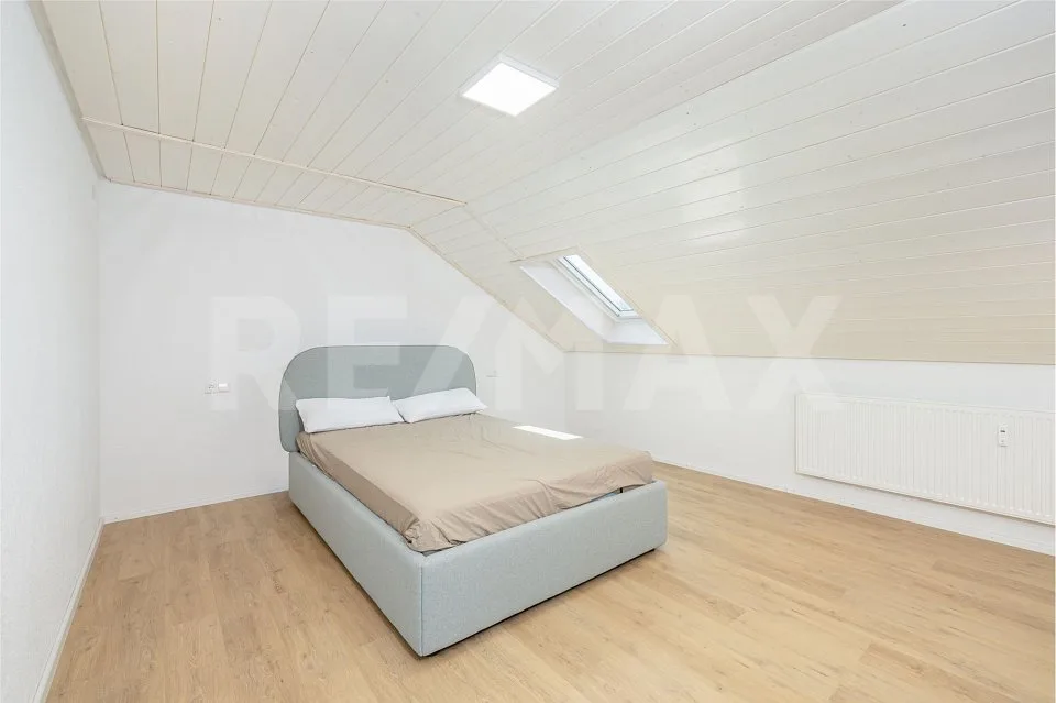 Maison mitoyenne attractive avec 3 appartements, 3 carports, jardin et potentiel polyvalent – photo 12 sur 13
