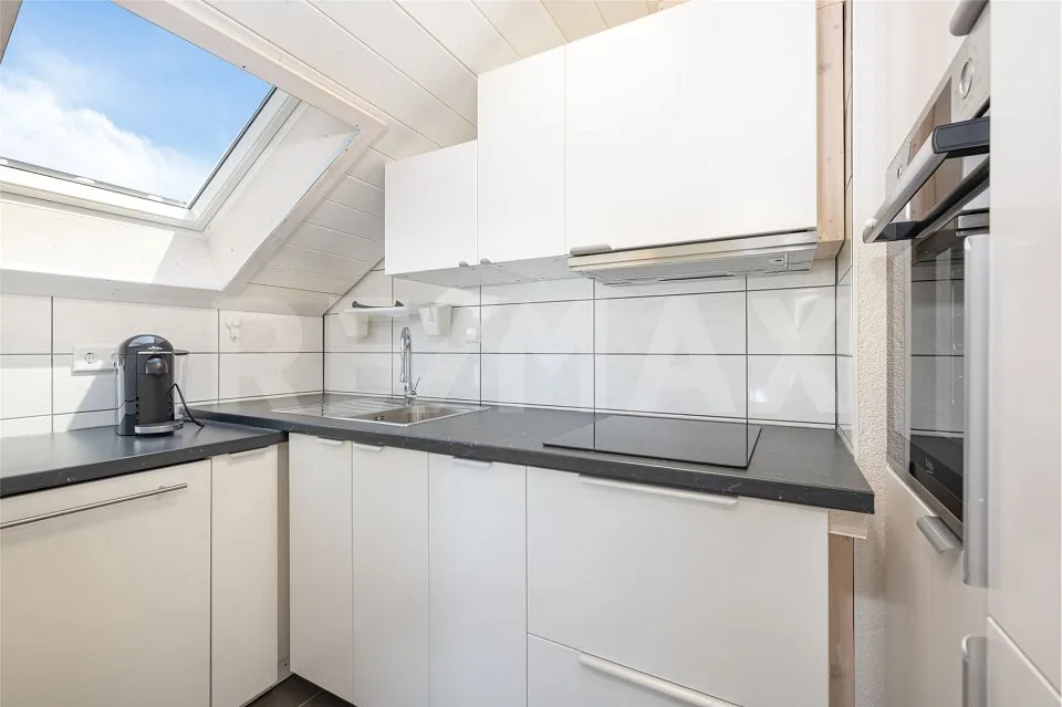 Maison mitoyenne attractive avec 3 appartements, 3 carports, jardin et potentiel polyvalent – photo 11 sur 13