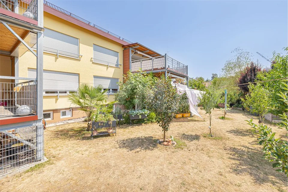 Maison mitoyenne attractive avec 3 appartements, 3 carports, jardin et potentiel polyvalent – photo 2 sur 13