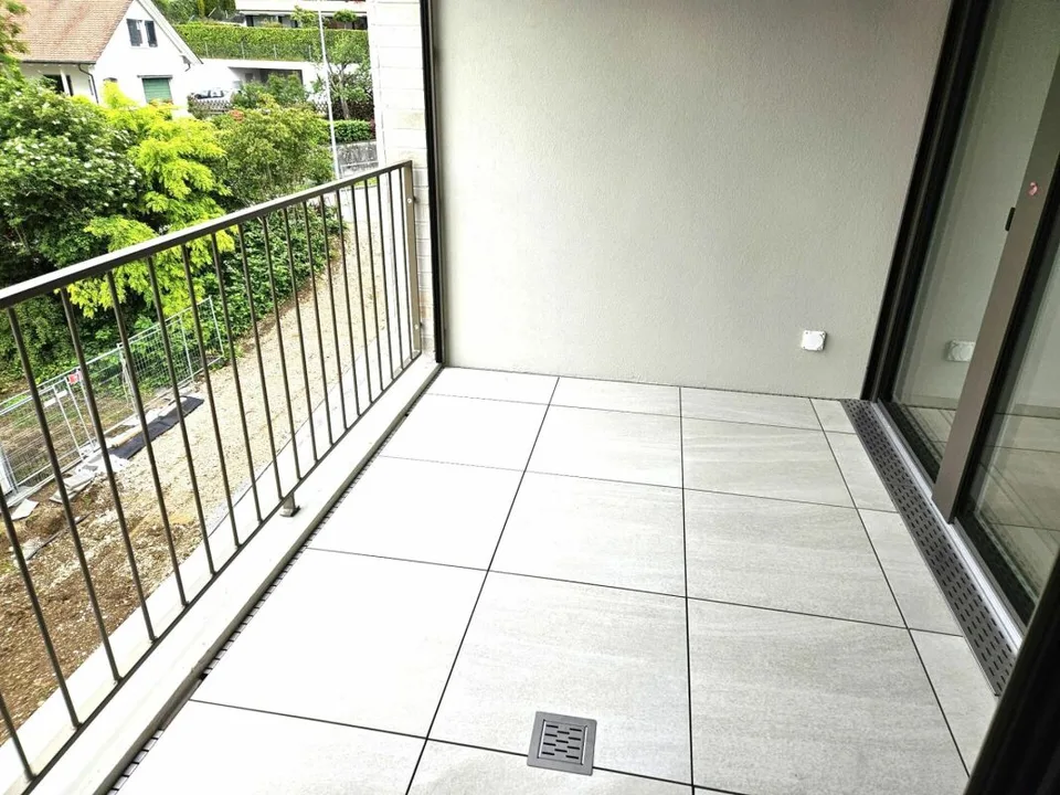 LUXURIÖSE 2,5 ZI-WOHNUNG IM 3. OG MIT 2 LOGGIAS IN BINNINGEN