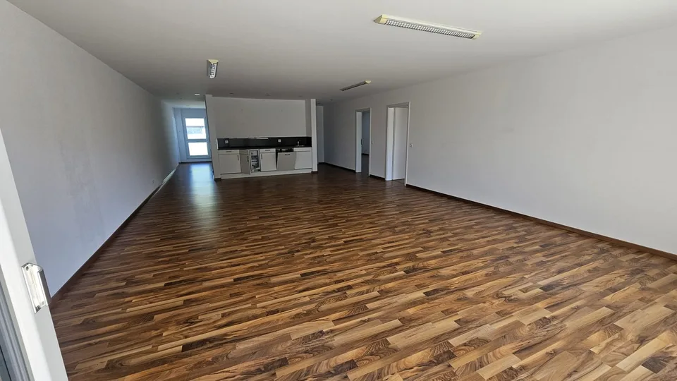Ufficio luminoso di 3,5 locali al 1° piano a Zuzwil – disponibile immediatamente – foto 4 di 17