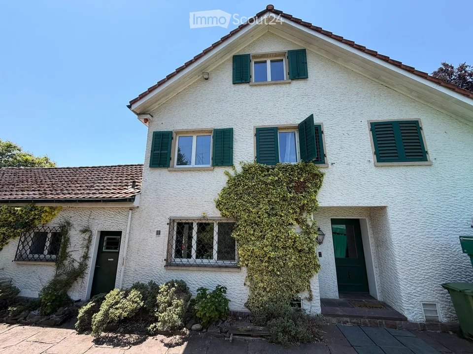 Grosszügige 7.5-Zimmer-Villa mit traumhaftem Garten in Küsnacht ZH