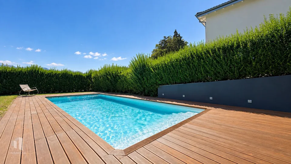 Moderne Villa in Gruyère mit Pool – Foto 2 von 16