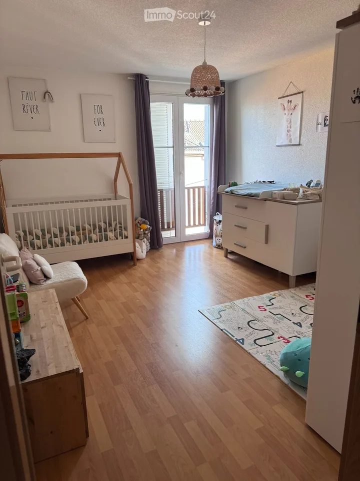 Wohnung mit 4.5 Zimmern, 120m2, hell mit Balkon