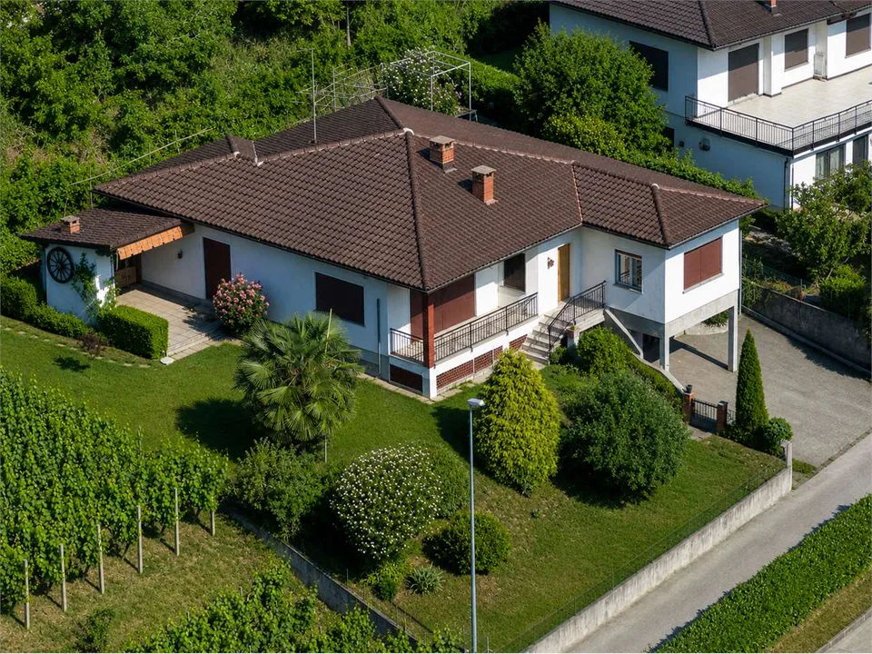 Einfamilienhaus mit Garten und Baupotenzial in Taverne – Foto 3 von 13