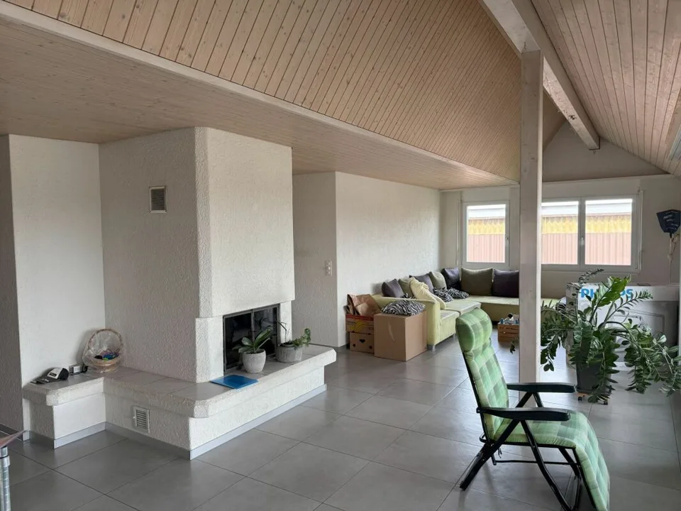 Appartamento mansardato di 5,5 locali con circa 140 m2 di superficie abitabile, più un balcone coperto e un piano sottotetto sviluppabile con finestra, soleggiato con una vista lontana attraente e una propria lavanderia e stireria – foto 5 di 21