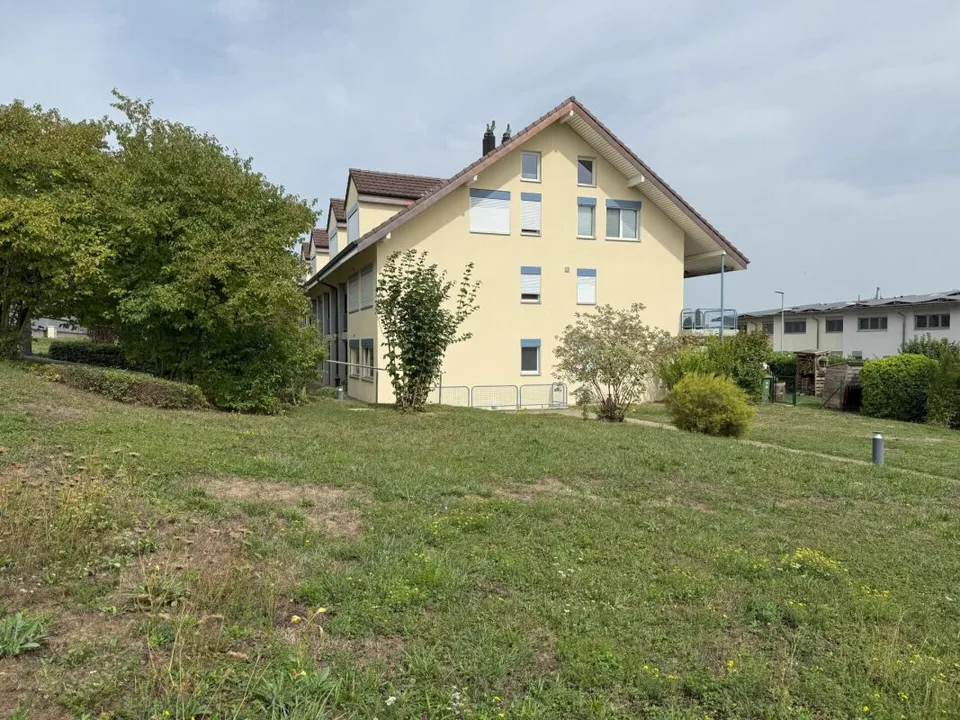 Appartamento mansardato di 5,5 locali con circa 140 m2 di superficie abitabile, più un balcone coperto e un piano sottotetto sviluppabile con finestra, soleggiato con una vista lontana attraente e una propria lavanderia e stireria – foto 2 di 21