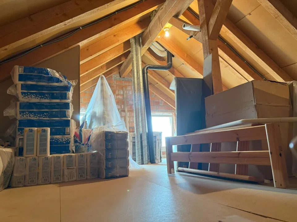 Appartamento mansardato di 5,5 locali con circa 140 m2 di superficie abitabile, più un balcone coperto e un piano sottotetto sviluppabile con finestra, soleggiato con una vista lontana attraente e una propria lavanderia e stireria – foto 19 di 21