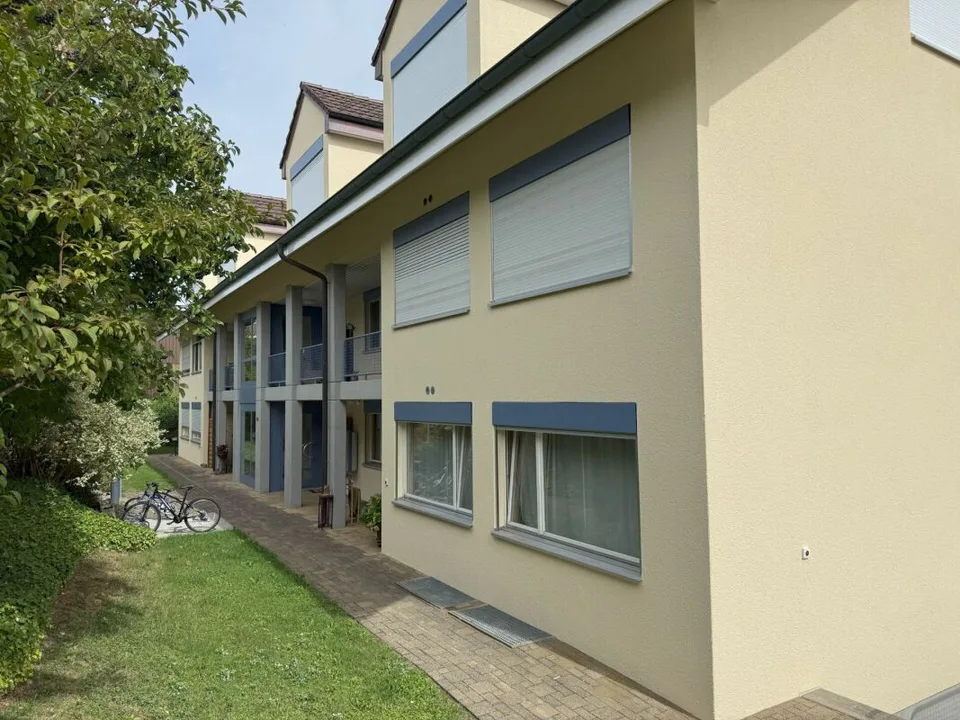 Appartamento mansardato di 5,5 locali con circa 140 m2 di superficie abitabile, più un balcone coperto e un piano sottotetto sviluppabile con finestra, soleggiato con una vista lontana attraente e una propria lavanderia e stireria – foto 3 di 21