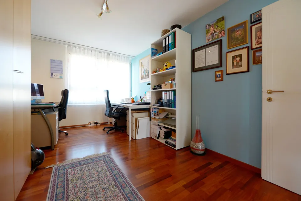 Appartamento attico da sogno di 4 1/2 locali con ascensore, terrazze e vista – foto 12 di 21