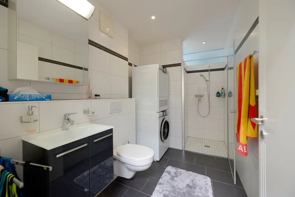 Appartamento attico da sogno di 4 1/2 locali con ascensore, terrazze e vista – foto 13 di 21